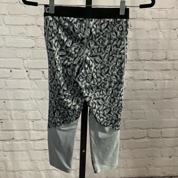 Nike Pro Printed Cropped Leggings Size Small - Picture 2 of 4